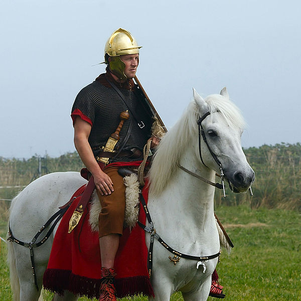 Photo modern reenactor dressed as a member of the Roman cavalry.